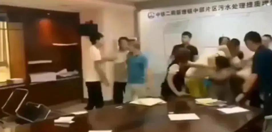 中鐵二局閥門投標(biāo)現(xiàn)場(chǎng)，報(bào)最低價(jià)者被“群揍”…咋回事？